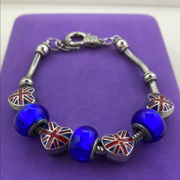 ๐ Elegant Union Jack Heart Charm Bracelet in Blue and Silver - Picture 2 of 4